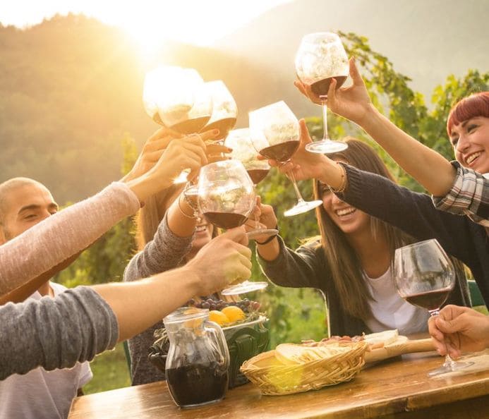 Personnes heureuses avec des verres à vin